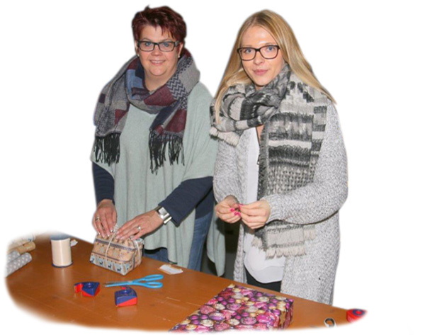 Soziales Engagement Mitarbeiter verpacken Geschenke
