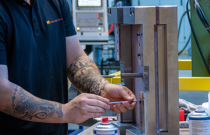 Wartungsarbeit an Formplatte