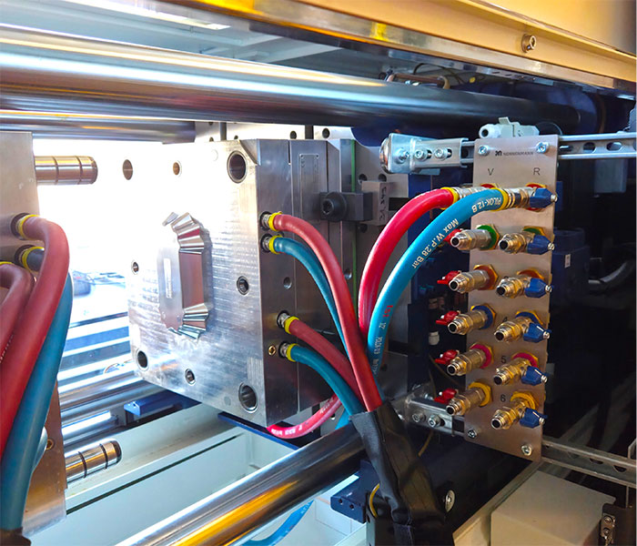 Tempering connection plate in injection molding machine